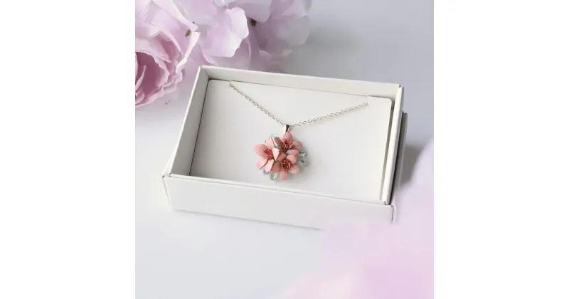 【ふるさと納税】桜 革花ネックレス ペンダント ピンク 春レザーアクセサリー 2024 春アクセサリー ネックレス 花 フラワー モチーフ 牛革 革 レディース ハンドメイド 贈り物 プレゼント 送料無料